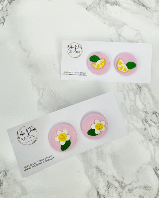 Lyserød ørestikkere med citron