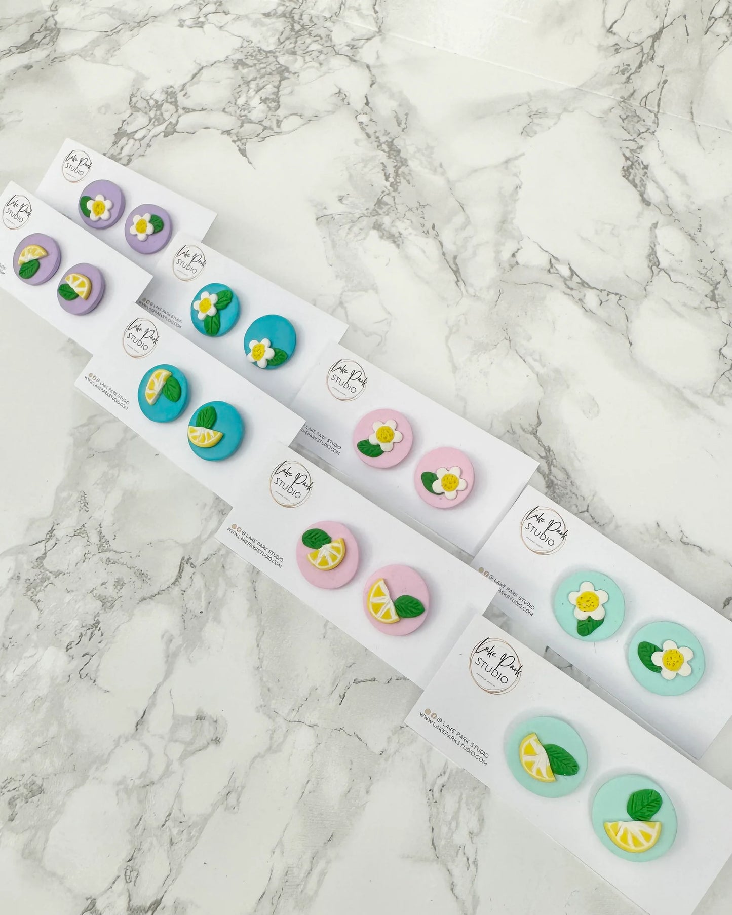 Lyserød ørestikkere med blomst