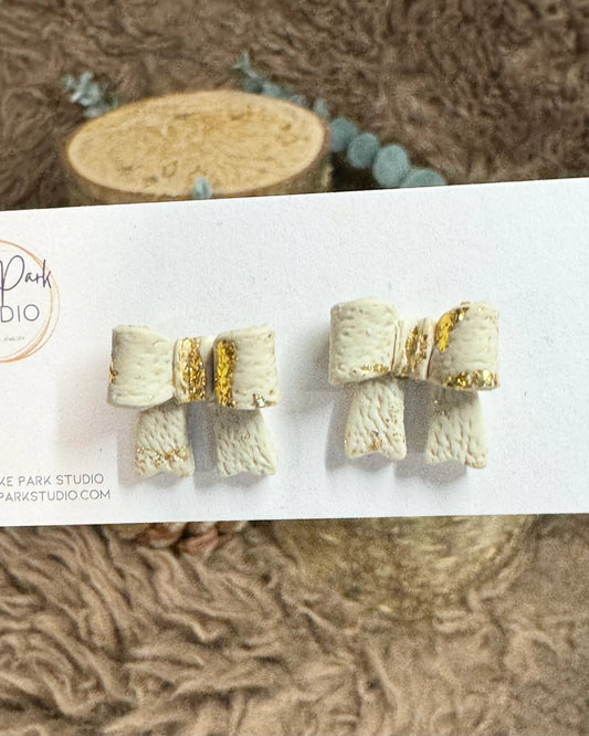 Små sløjfe ørestikkere - Beige med guld