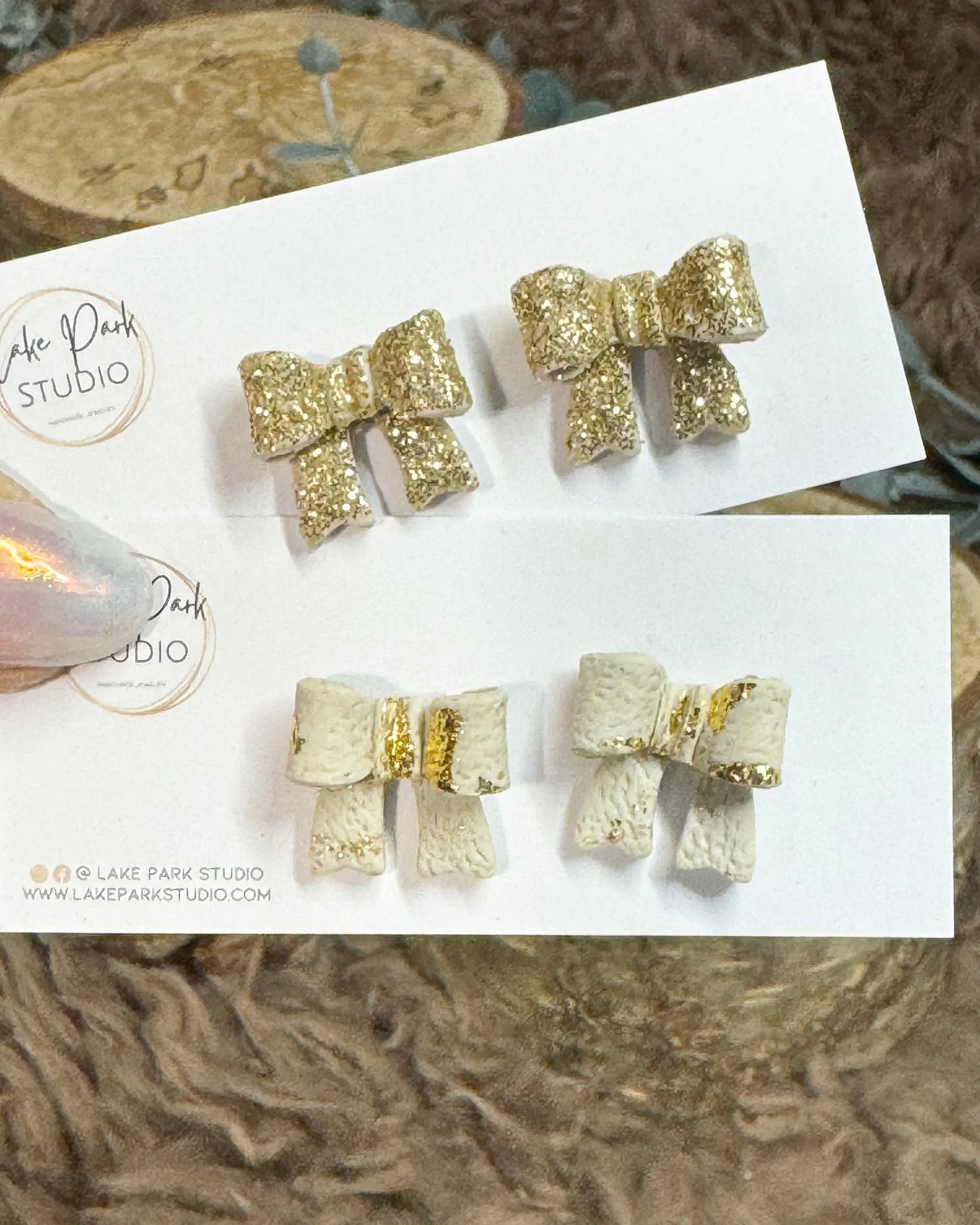 Små sløjfe ørestikkere - Beige med guld