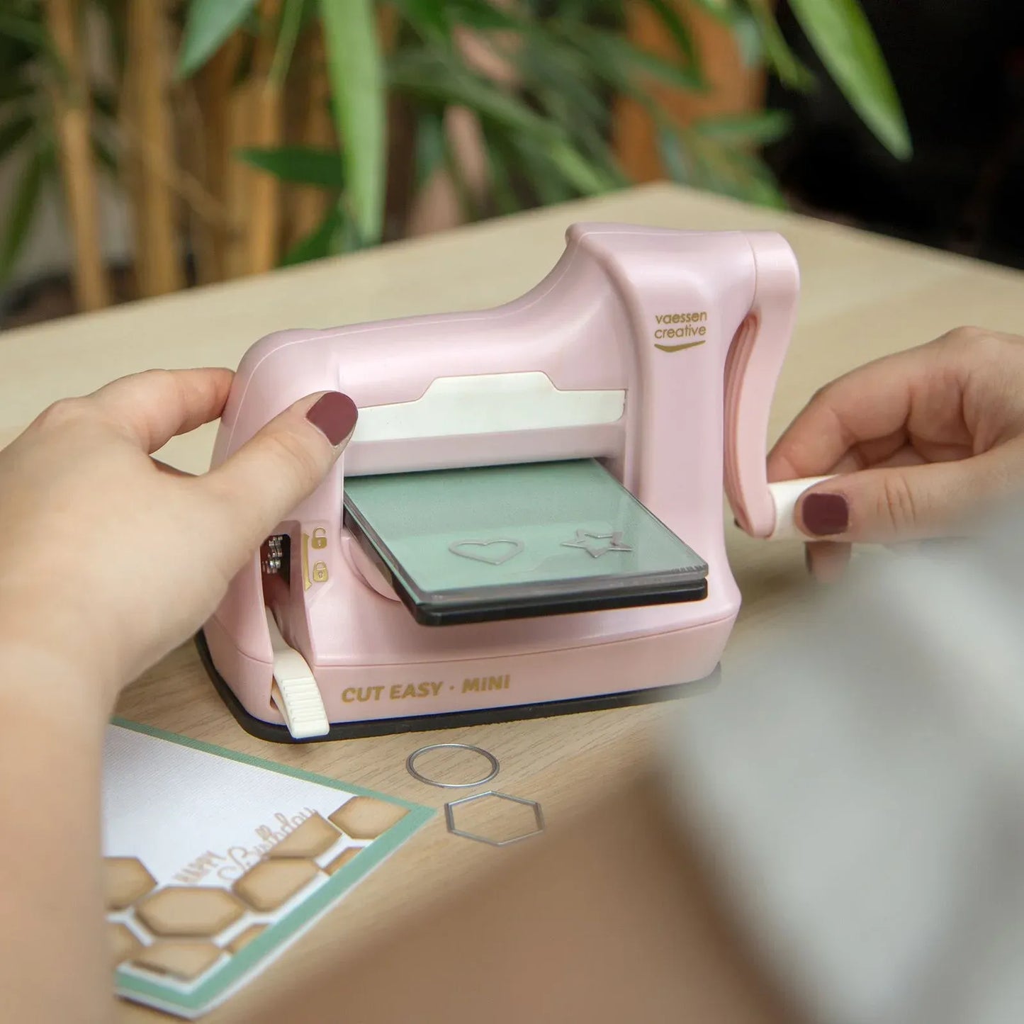 Cut Easy Mini Die-cutting & embossing maskine - LYSERØD