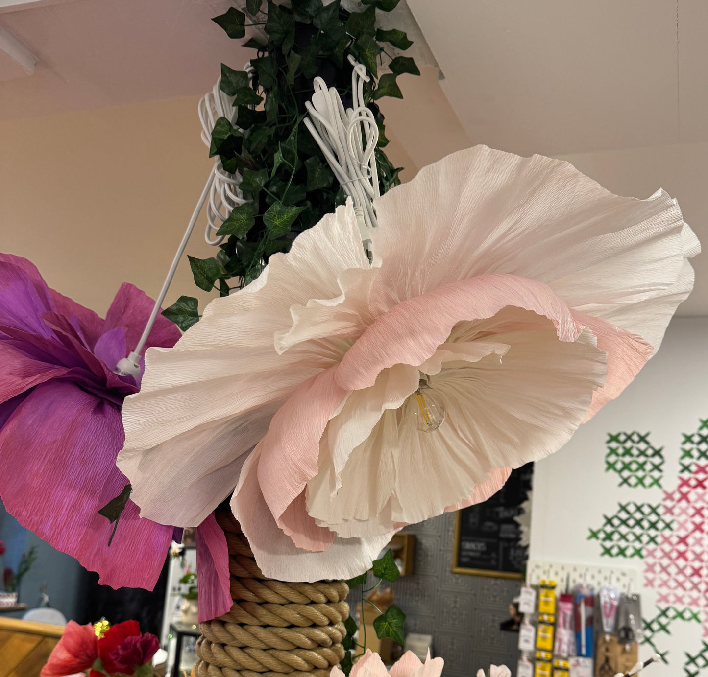 Workshop - Blomsterlampe/vægblomst i crepepapir 7. marts 2026 (digital billet)