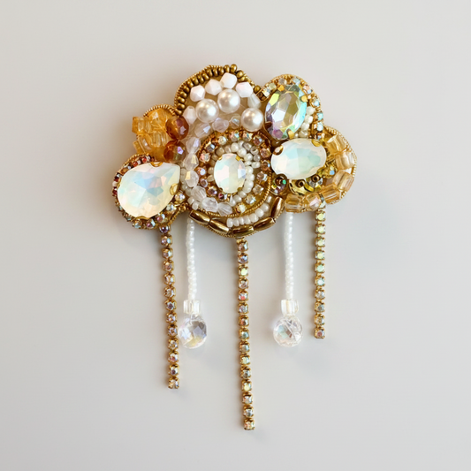 Regnsky – håndbroderet broche