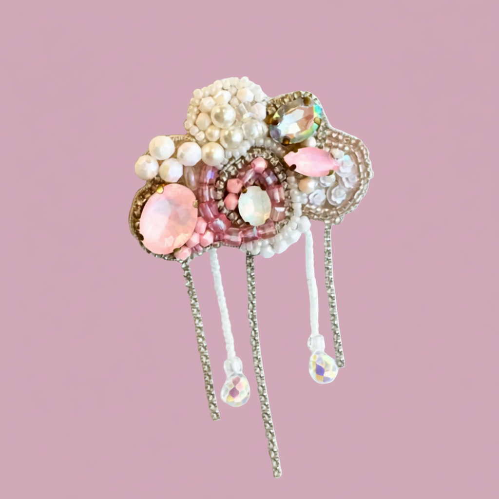Regnsky – håndbroderet broche