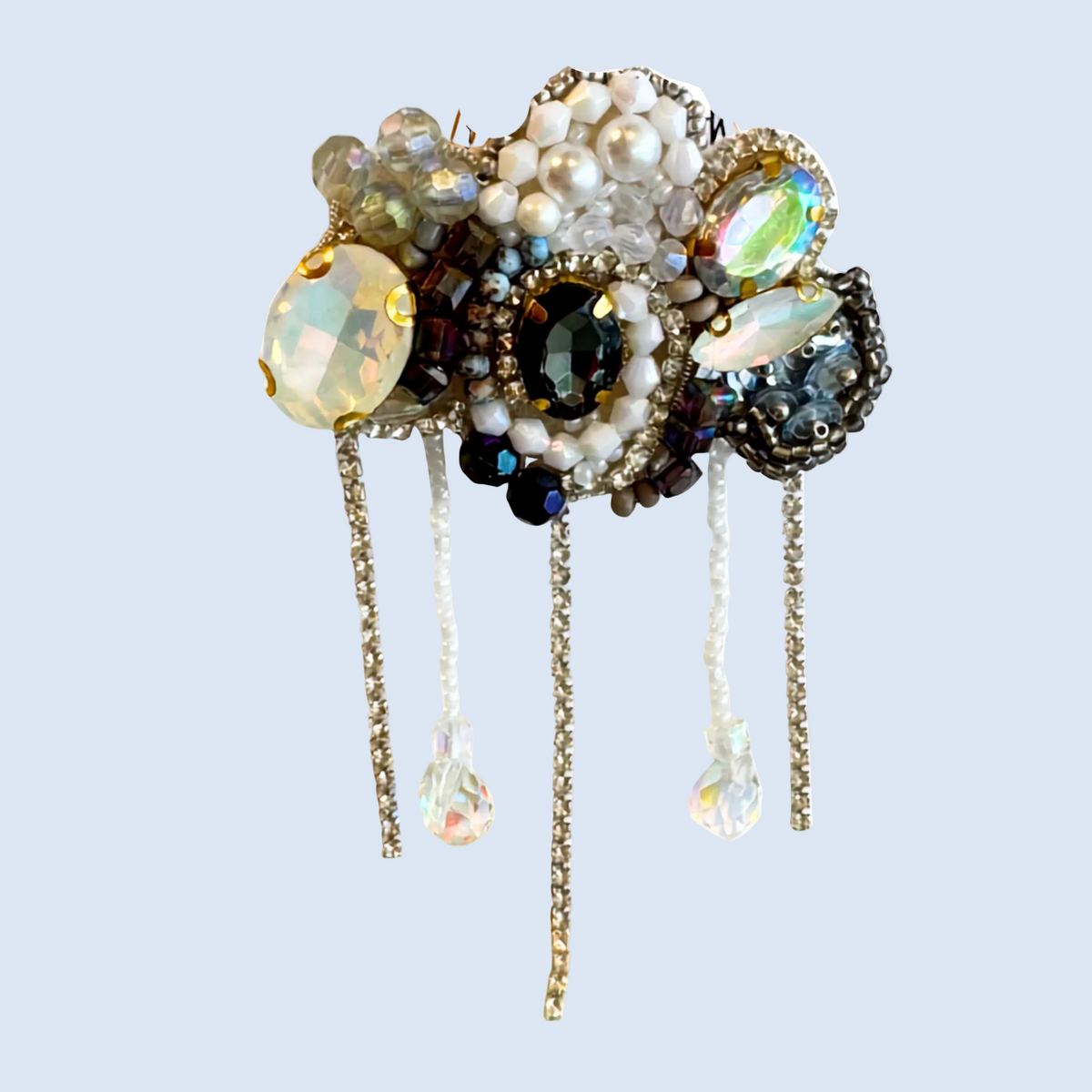 Regnsky – håndbroderet broche