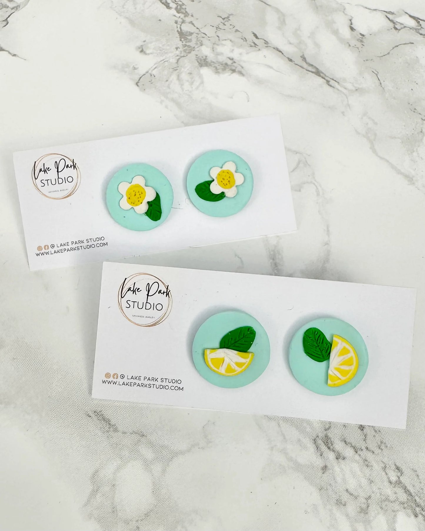 Lys turkis ørestikkere med blomst