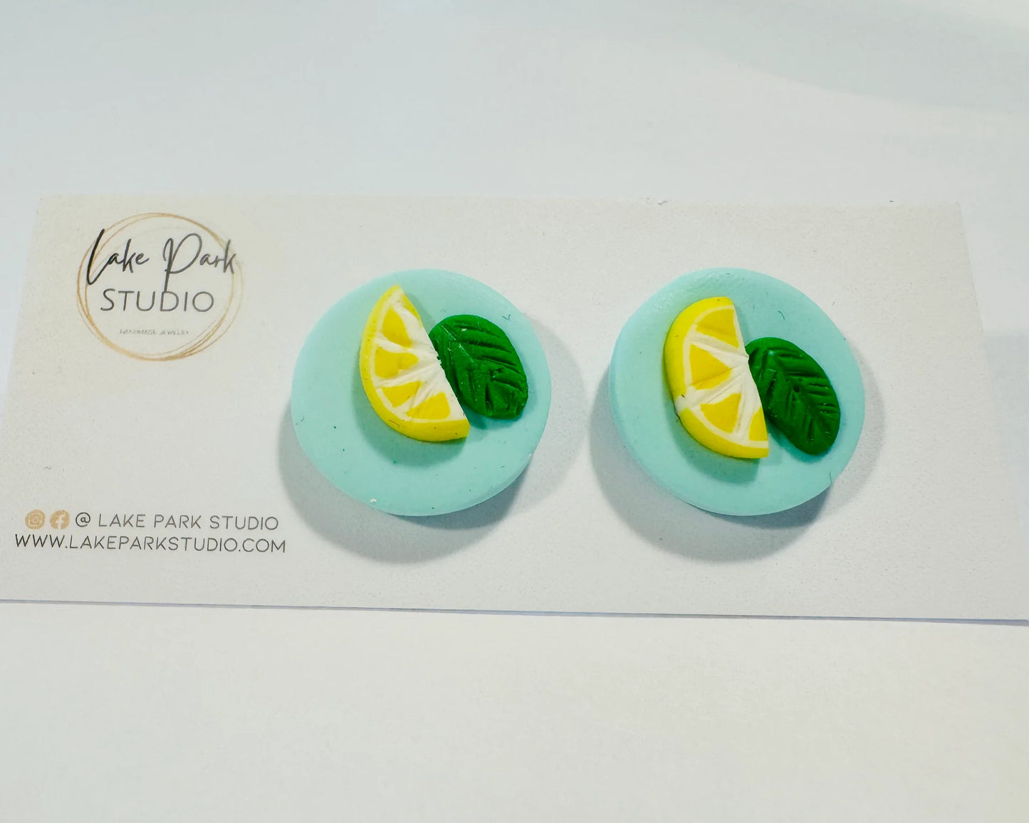 Lys turkis ørestikkere med citron