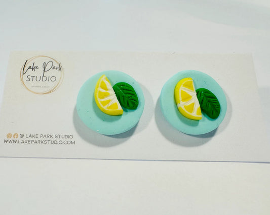 Lys turkis ørestikkere med citron