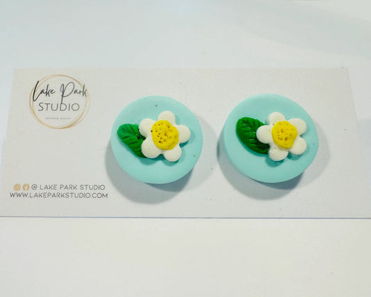 Lys turkis ørestikkere med blomst