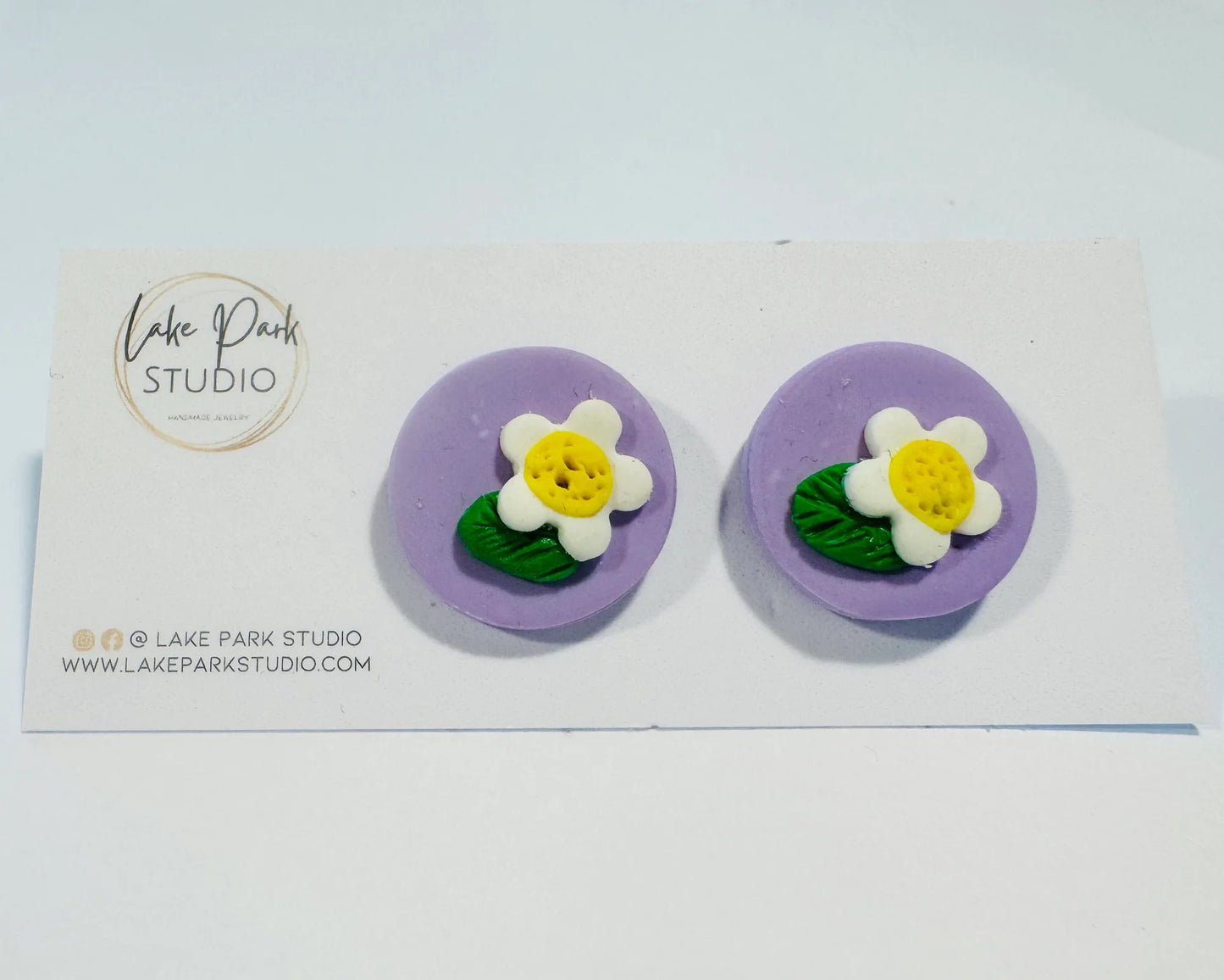 Lilla ørestikkere med blomst