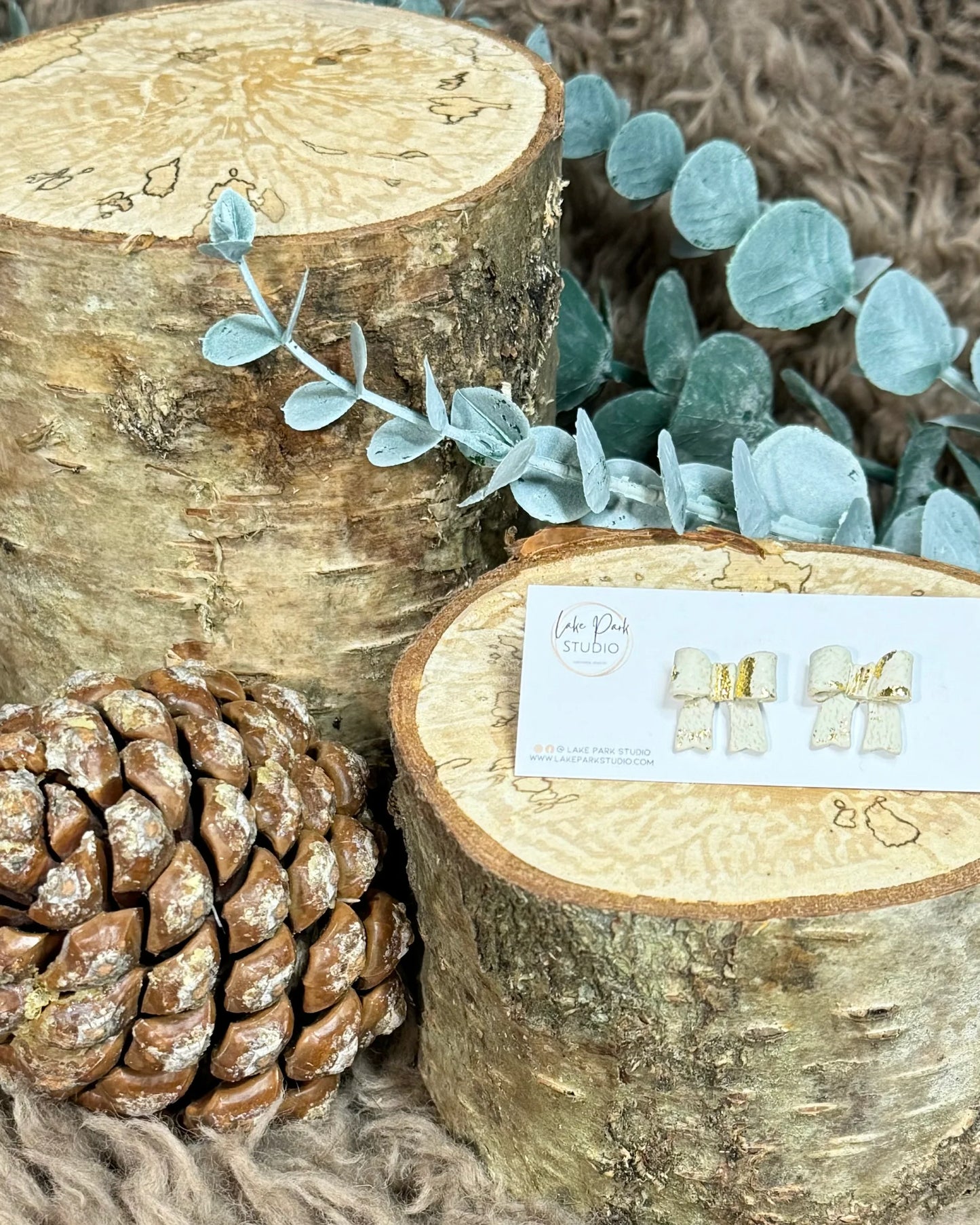 Små sløjfe ørestikkere - Beige med guld