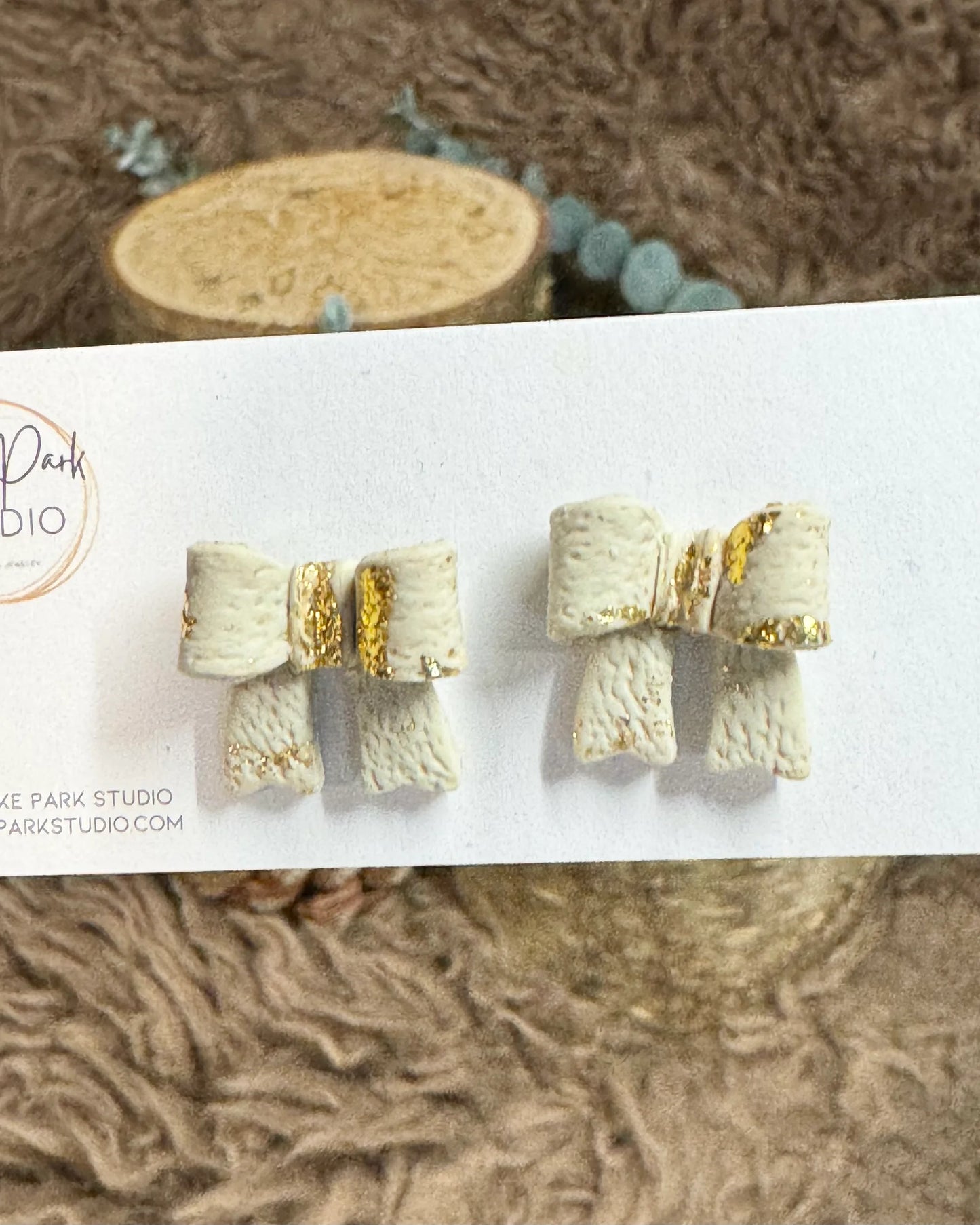 Små sløjfe ørestikkere - Beige med guld