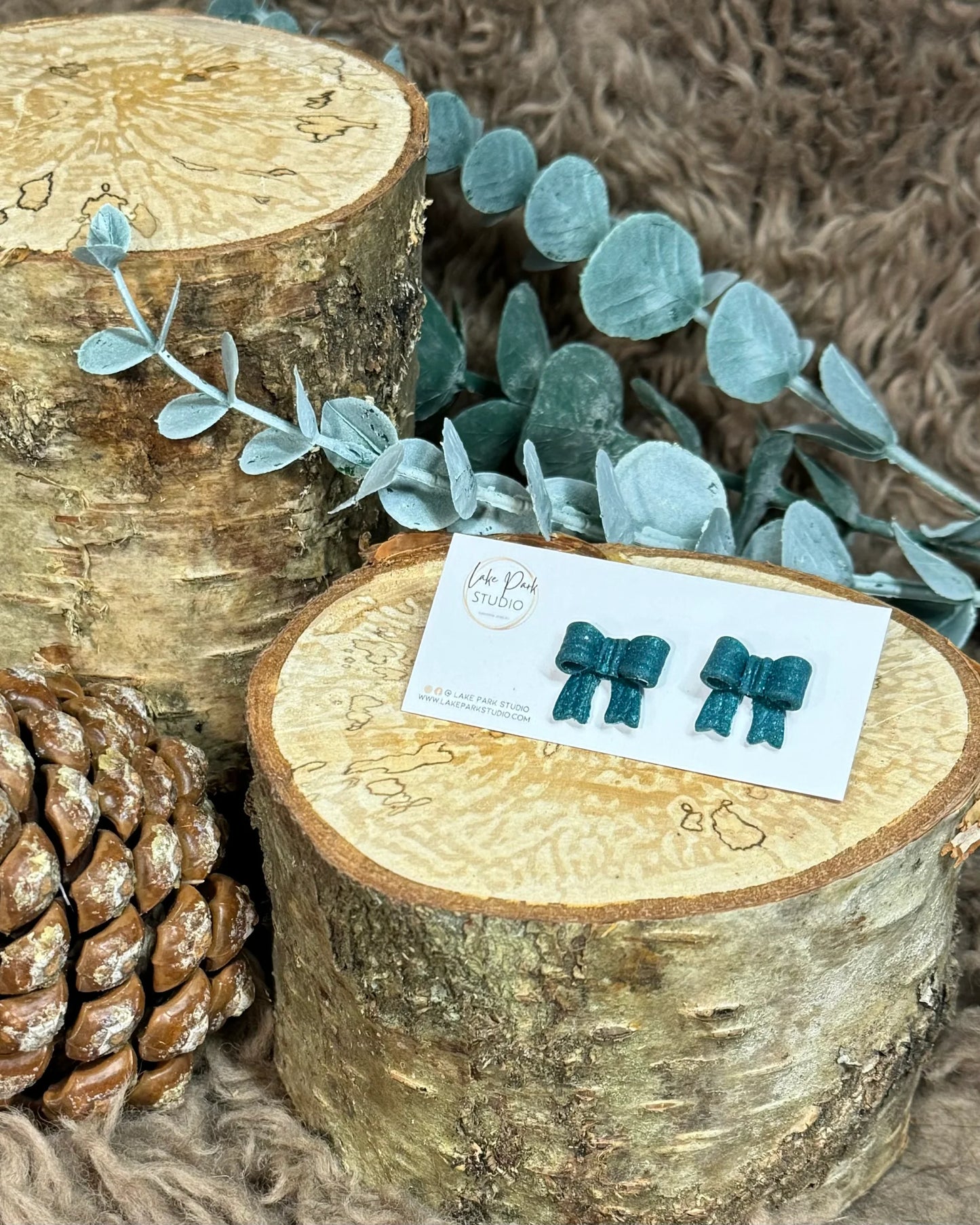 Små sløjfe ørestikkere - Akvamarin Glitter