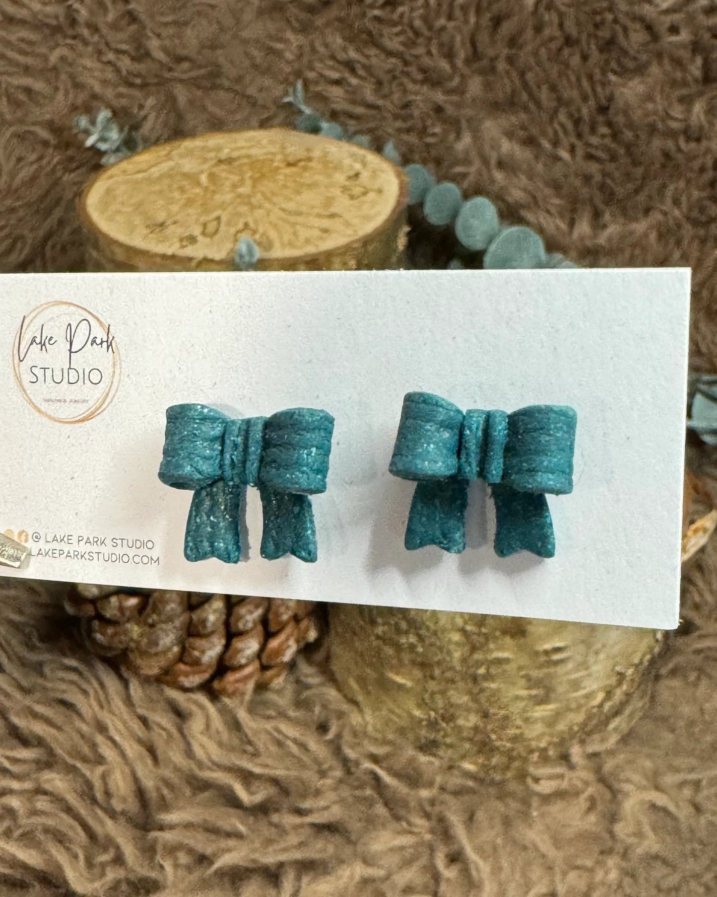 Små sløjfe ørestikkere - Akvamarin Glitter